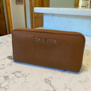 Brown Michael Kors Wallet / Zip